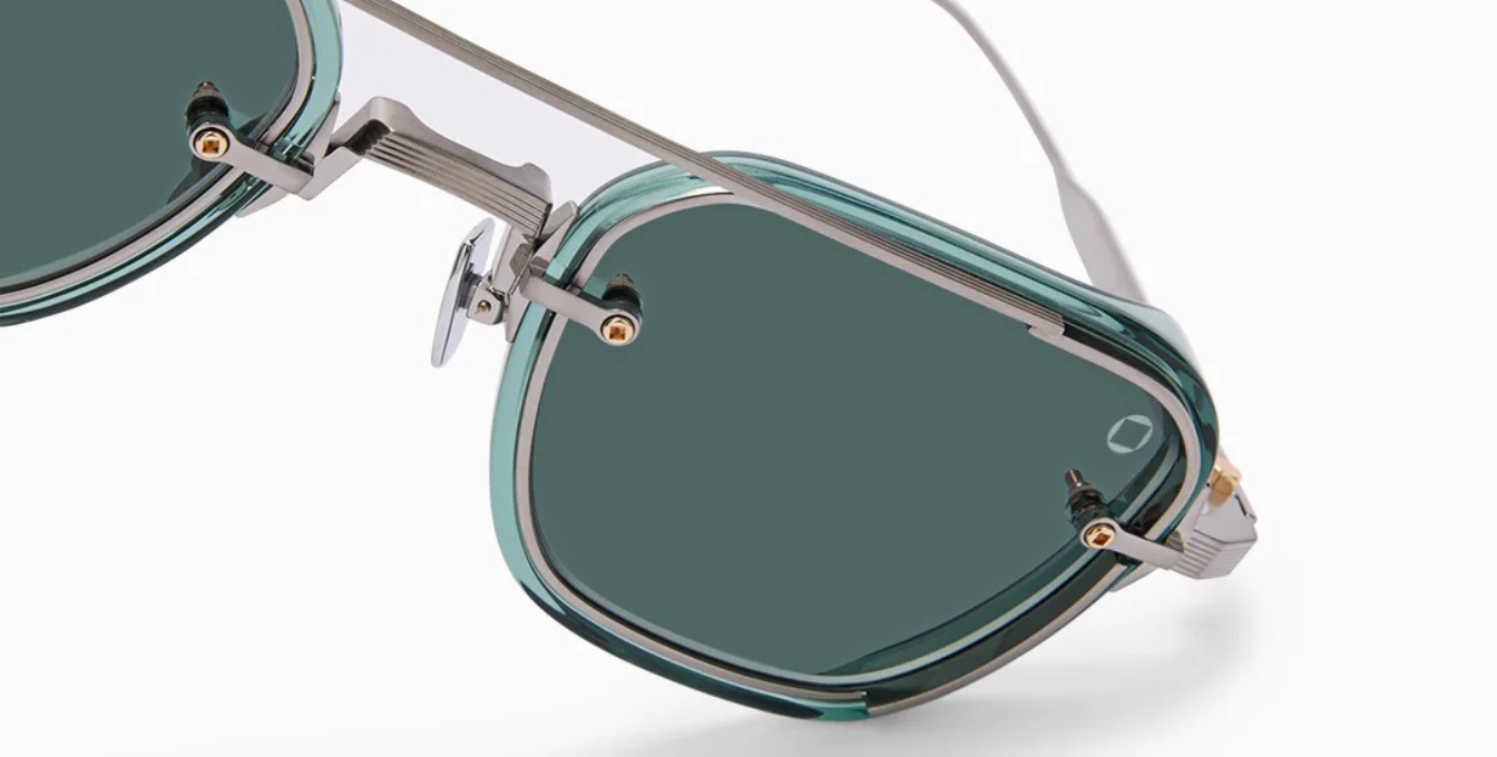 akoni jura deep emerald green eckige sonnenbrille in silber und grün mit grünen gkäsern