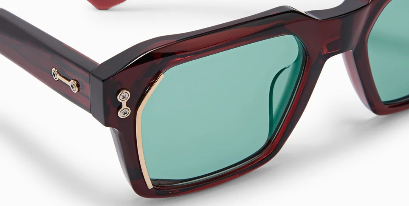 akoni pegasus two crystal burgundy eckige sonnenbrille in burgundy mit grünen gläsern
