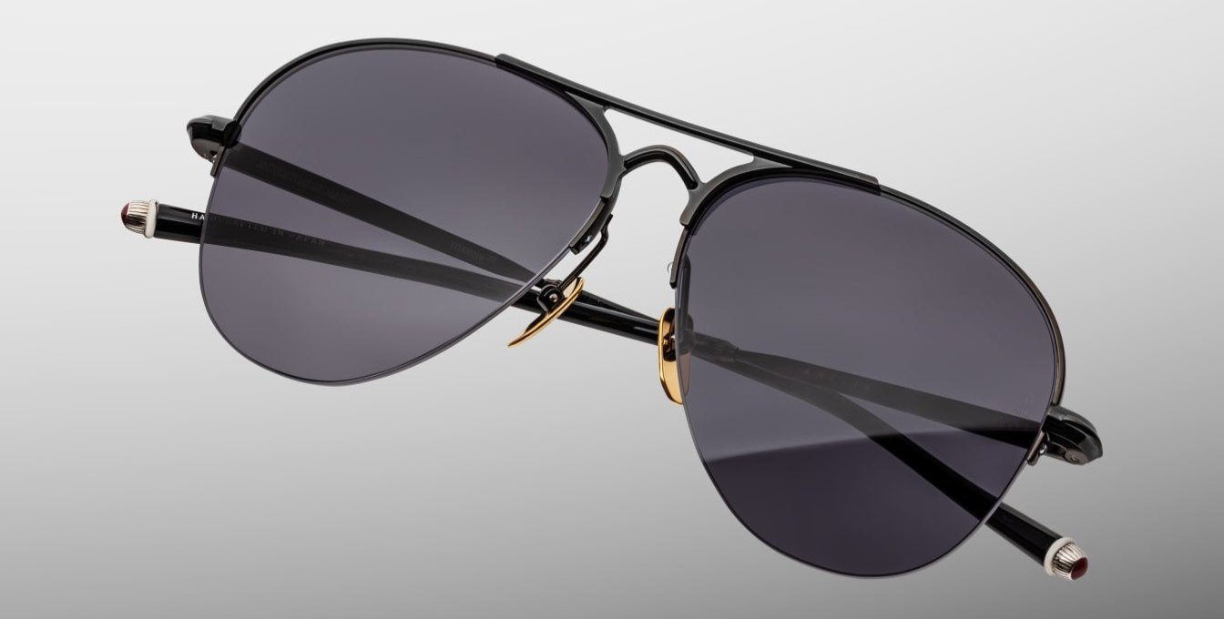 jacques marie mage amelia black, pilotensonnenbrille in schwarz mit dunkel grauen gläsern