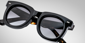 jacques marie mage ava noir 11 eckige sonnenbrille in schwarz aus acetat mit schwarzen gläsern