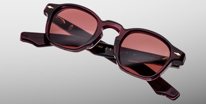 jacques marie mage zephirin amarena eckige sonnenbrille in weinrot aus acetat mit roten gläsern, handgefertigt in Japan