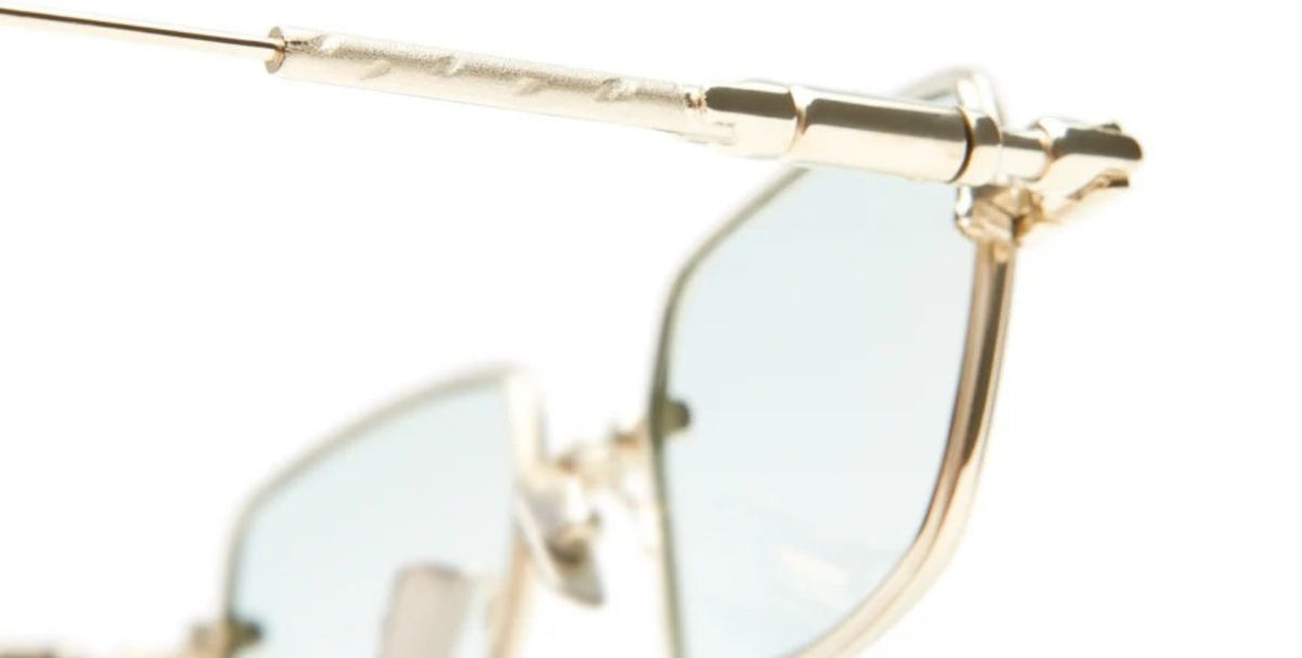 kuboraum H69 LG eckige Titansonnenbrille in gold mit hellgrpnen gläsern