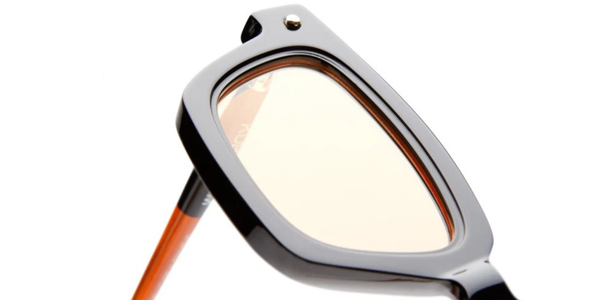 kuboraum P25 BT eckige sonnenbrille aus acetat in schwarz und braun mit hellen orangenen gläsern
