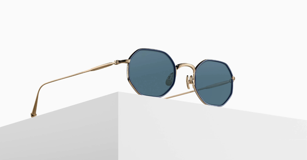 matsuda M3086-I brushed gold navy eckige sonnenbrille aus titan und acetat in gold und blau mit blauen gläsern
