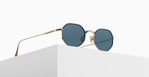 matsuda M3086-I brushed gold navy eckige sonnenbrille aus titan und acetat in gold und blau mit blauen gläsern
