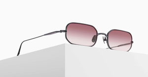 matsuda m3163 matte black rechteckige sonnenbrille aus titan in matt schwarz mit rosanen verlaufsgläsern