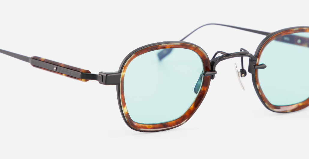 sato rigel b/t-1 eckige sonnenbrille aus titan und acetat in matt schwarz und havana mit hellblauen gläsern und einer leichten verspiegelung
