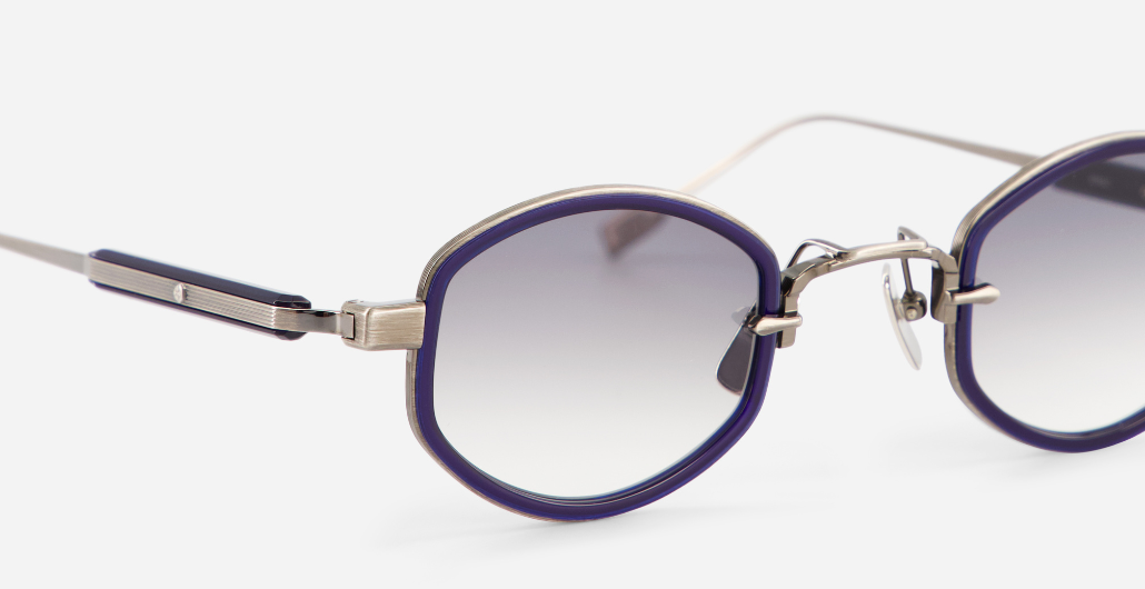 sato mirac as/nd-1 ovale sonnenbrille aus titan in antique silber und navy blau mit grauen verlaufsgläsern