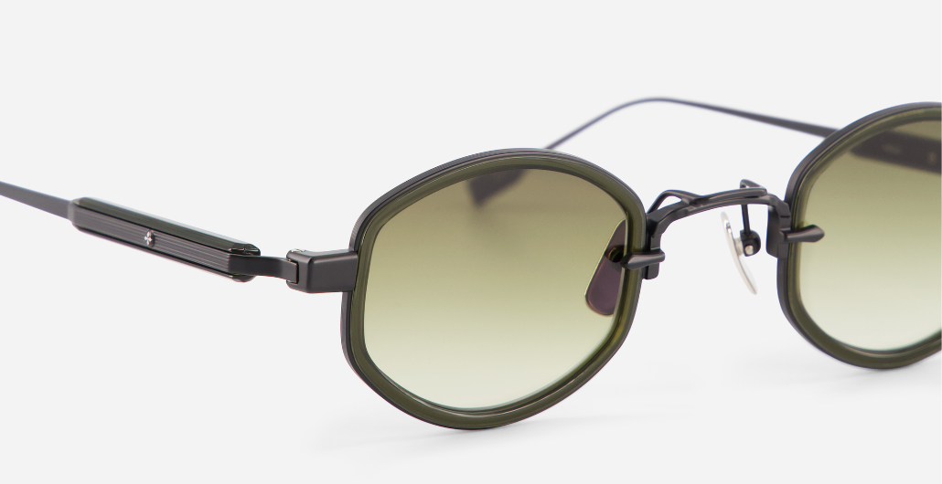 sato mirac b/o-1 ovale sonnenbrille aus titan in matt schwarz & olive mit olive farbenen Verlaufsgläsern