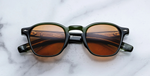 jacques marie mage zephirin 47 borneo eckige sonnenbrille aus acetat in grün mit orangenen gläsern