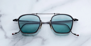 jacques marie mage baudelaire 2 paon eckige sonnenbrille aus titan und acetat in schwarz und silber mit türkisen gläsern