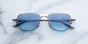 jacques marie mage cendrars antique silver aviator sonnenbrille aus titan in gunmetal und silber mit blauen verlaufsgläsern