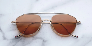 jacques marie mage flynn darjeeling aviator sonnenbrille aus titan in gold mit orangenen gläsern