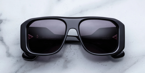 jacques marie mage alfie shadow eckige sonnenbrille in schwarz mit dunkelgrauen gläsern