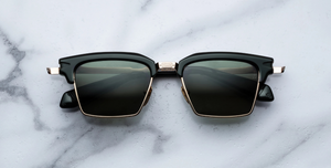 jacques marie mage alin viper eckige sonnenbrille in gold und schwarz mit grünen gläsern