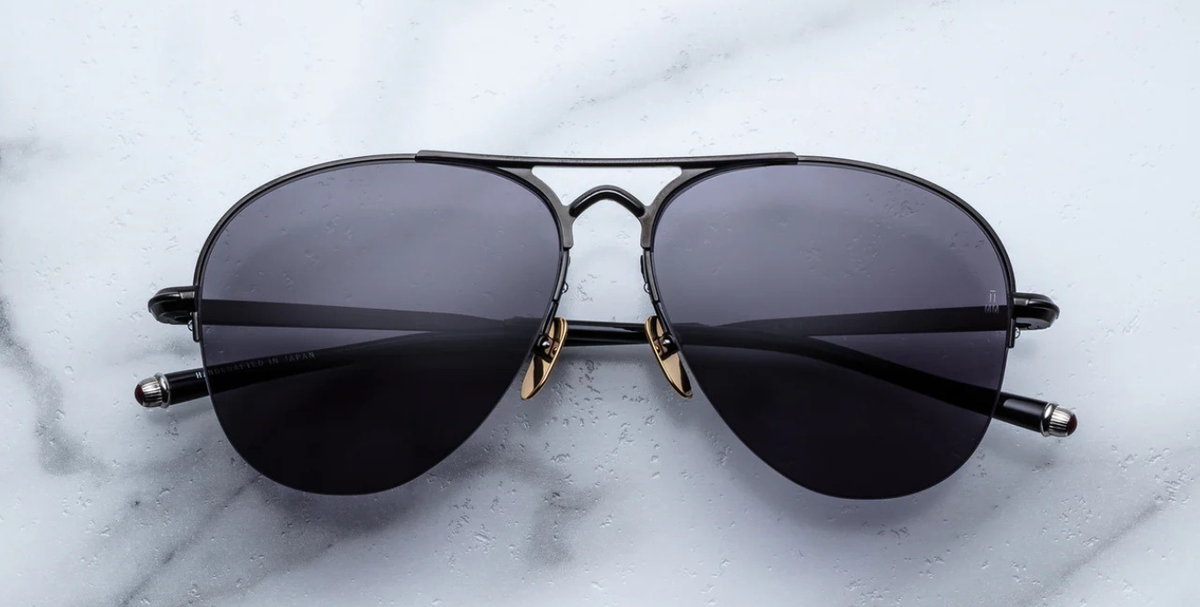 jacques marie mage amelia black, pilotensonnenbrille in schwarz mit dunkel grauen gläsern