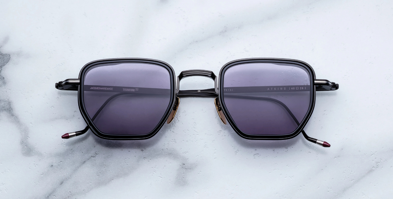 jacques marie mage atkins corbeau eckige sonnenbrille in schwarz mit grauen gläsern