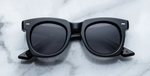 jacques marie mage ava noir 11 eckige sonnenbrille in schwarz aus acetat mit schwarzen gläsern