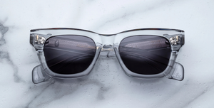 jacques marie mage dealan sulfur eckige sonnenbrille in grau transparent mit grauen gläsern