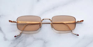 jacques marie mage dusk sweetheart eckige sonnenbrille aus titan in rosegold mit orangenen gläsern