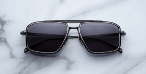 jacques marie mage earl corbeau eckige sonnenbrille in schwarz und silber mit grauen gläsern