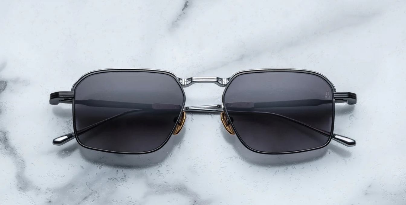 jacques marie mage koenig amour, eckige sonnenbrille in schwarz und silber mit grauen verlaufsgläser