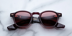 jacques marie mage zephirin amarena eckige sonnenbrille in weinrot aus acetat mit roten gläsern, handgefertigt in Japan