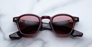 jacques marie mage zephirin amarena eckige sonnenbrille in weinrot aus acetat mit roten gläsern, handgefertigt in Japan