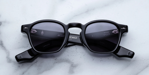jacques marie mage zephirin raven eckige sonnenbrille in schwarz mit grauen gläsern