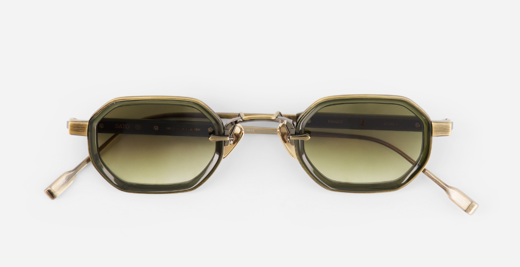 sato erakis ag/o-1 eckige sonnenbrille in antique gold und olive mit olive verlaufenden gläsern