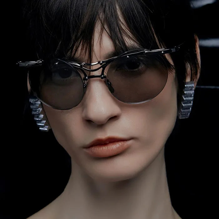 female model wearing innerraum black sunglasses