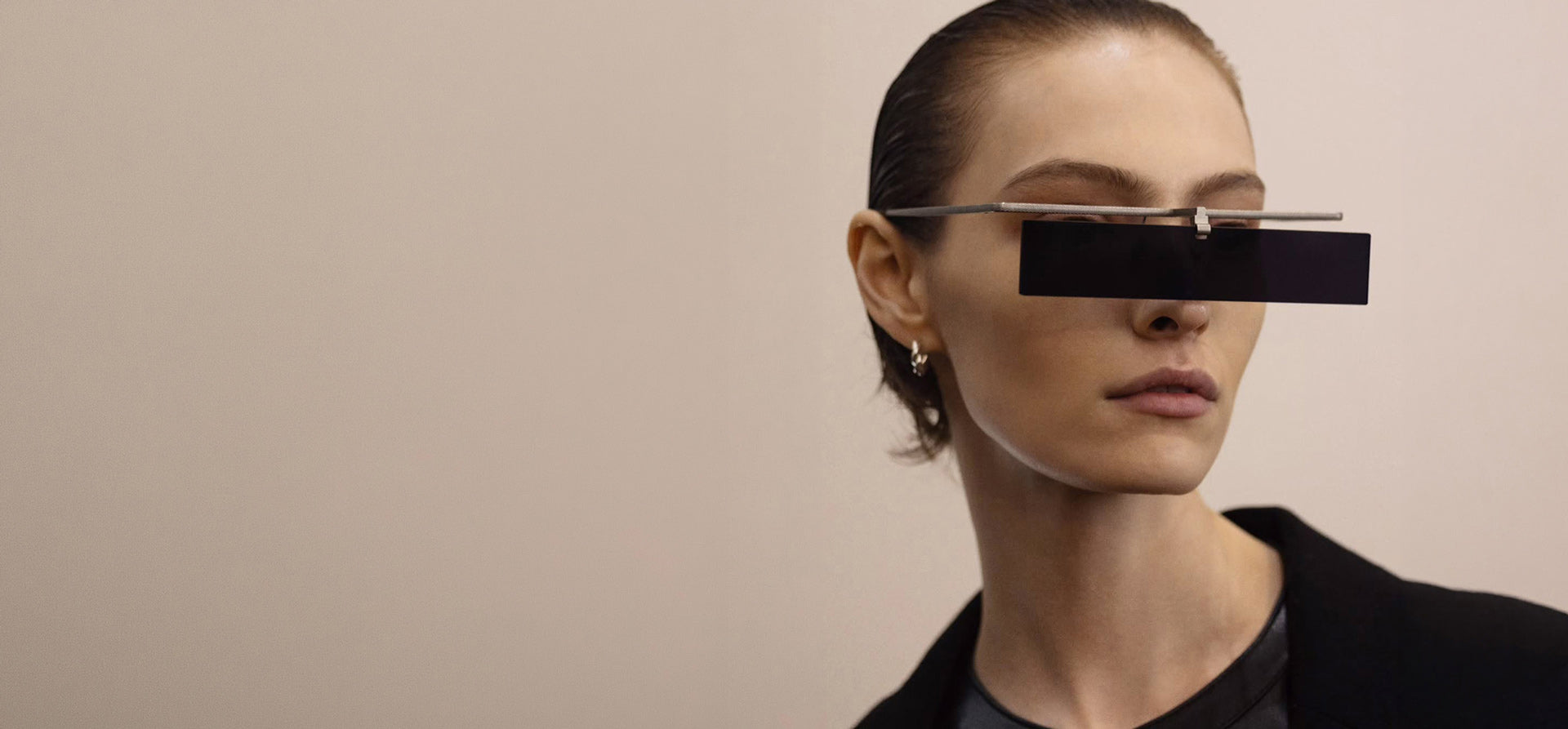 Frau trägt eine Sonnenbrille von Rigards