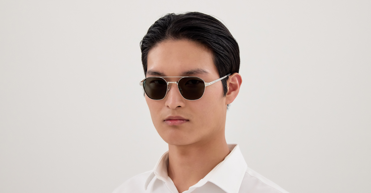 cartier 0571s 003 eckige sonnebrille in silber mit grünen gläsern