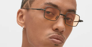 kuboraum h69 rh eckige titansonnenbrille in gunmetal mit hell orangenen gläsern