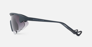 district vision junya racer paf off-black schwarze sportsonnenbrille mit grauen verlaufsgläsern