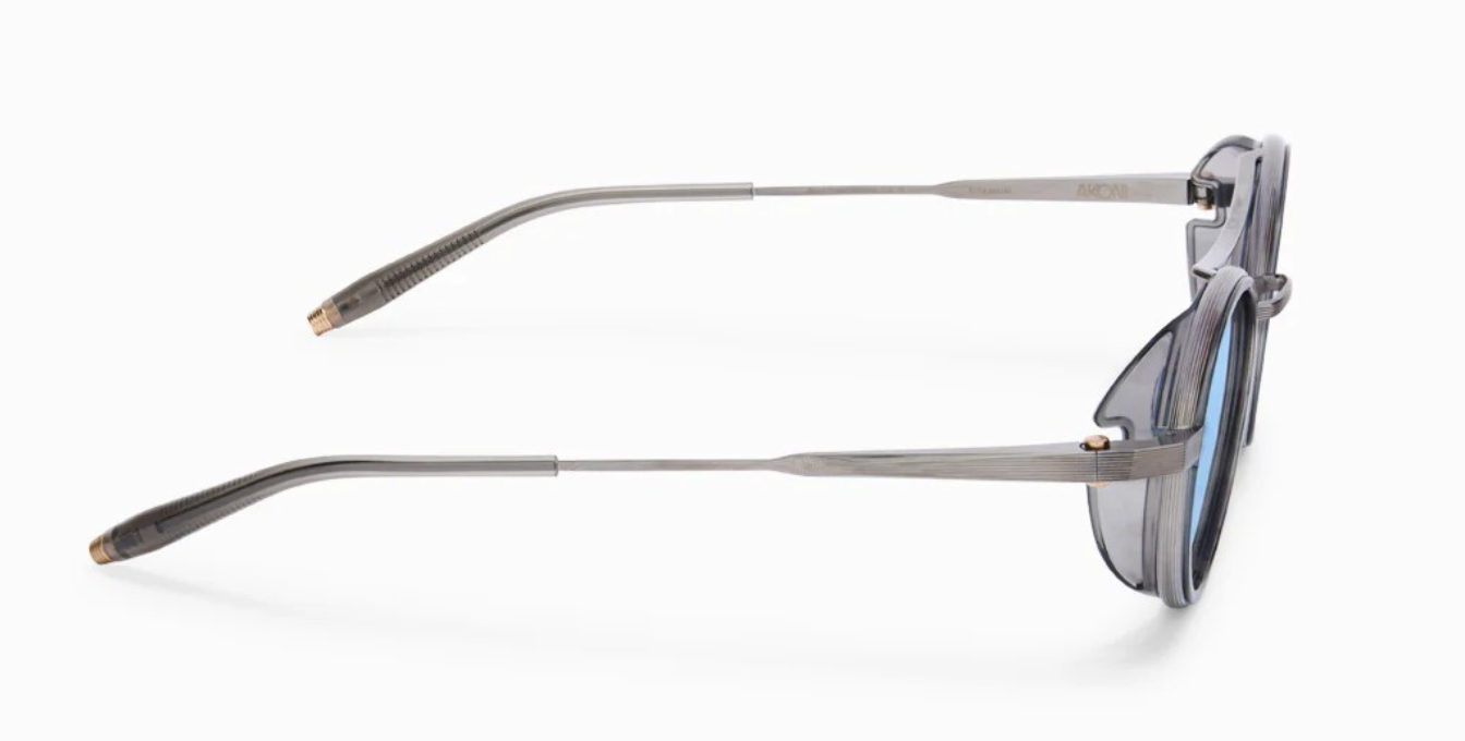 akoni astria crystal grey ovale sonnenbrille aus titan und acetat in silber und grau mit blauen verspiegelten gläsern