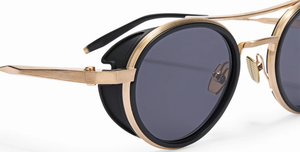 akoni astria matte black ovale sonnenbrille in matt schwarz und gold mit grauen gläsern