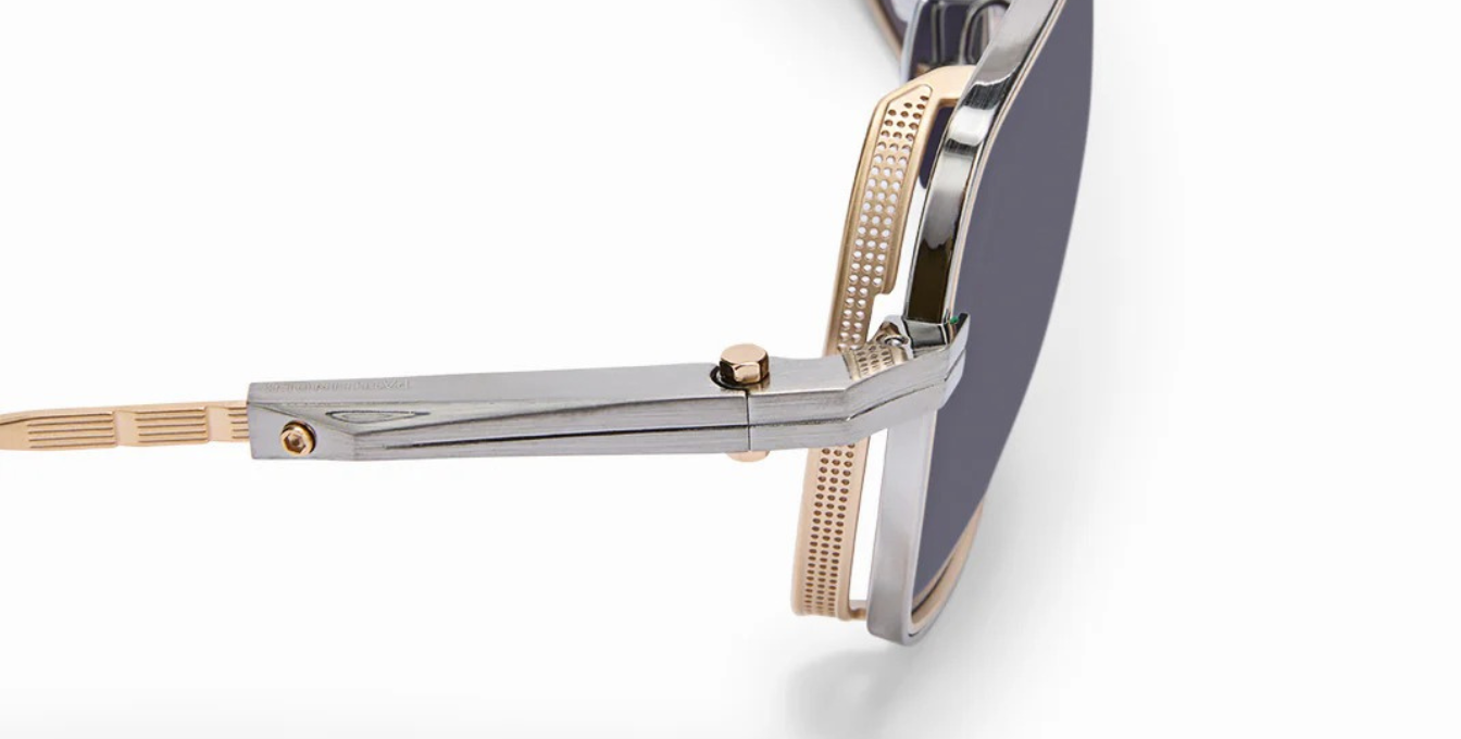 akoni pathfinder brushed black palladium and gold eckige aviator sonnenbrille in silber und gold mit grauen gläsern