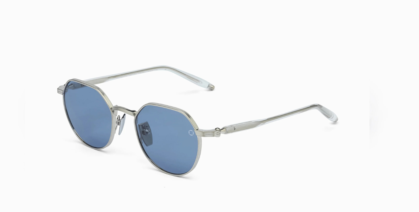 akoni themis brushed silver pantoförmige Sonnenbrille in silber mit blauen gläsern