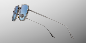 jacques marie mage cendrars antique silver aviator sonnenbrille aus titan in gunmetal und silber mit blauen verlaufsgläsern