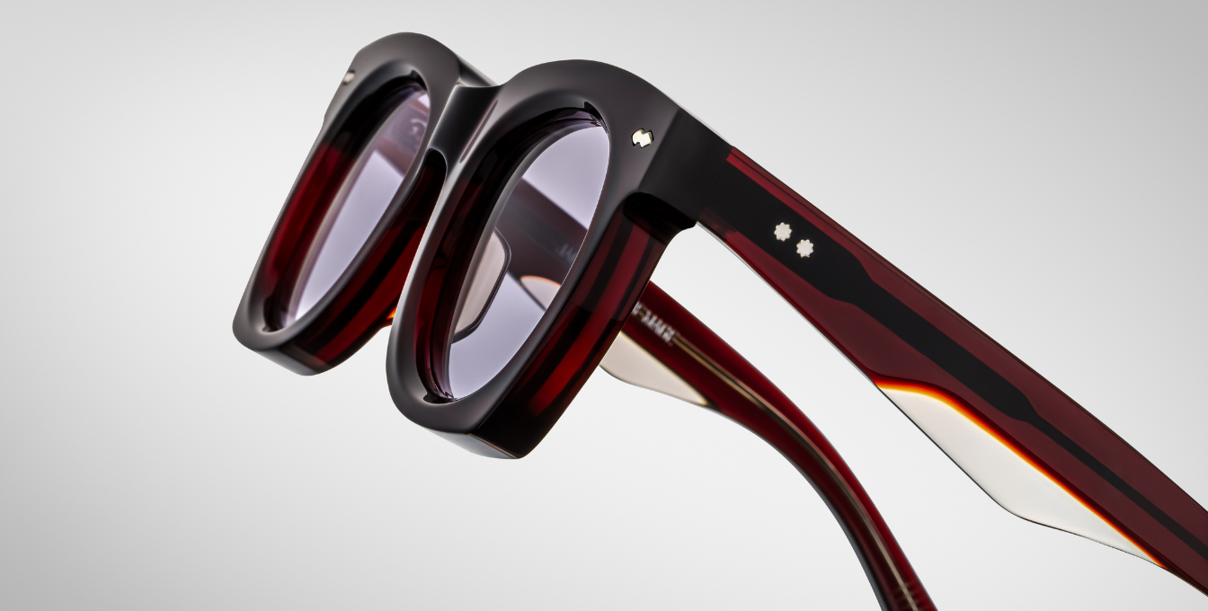 jacques marie mage ava cherry eckige sonnenbrille mit roten acetat und violetten gläsern