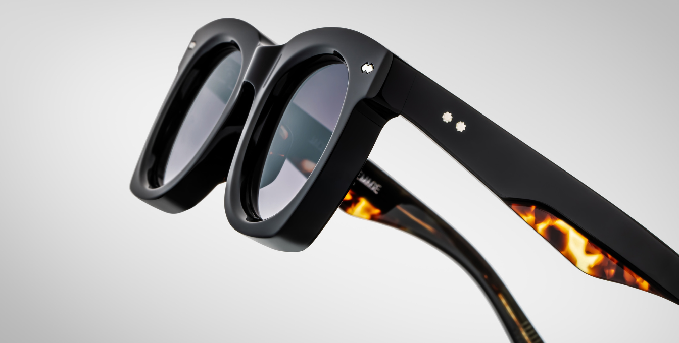 jacques marie mage ava noir 11 eckige sonnenbrille in schwarz aus acetat mit schwarzen gläsern