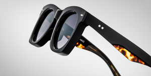 jacques marie mage ava noir 11 eckige sonnenbrille in schwarz aus acetat mit schwarzen gläsern