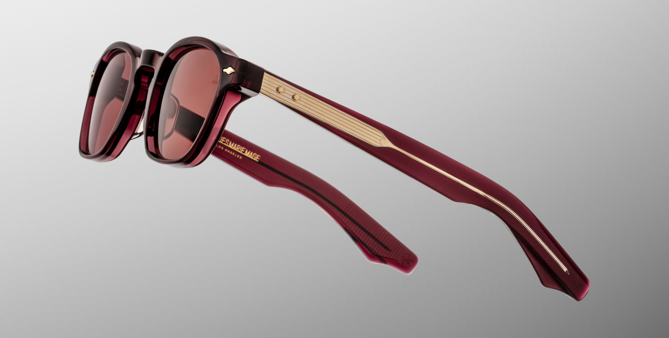 jacques marie mage zephirin amarena eckige sonnenbrille in weinrot aus acetat mit roten gläsern, handgefertigt in Japan