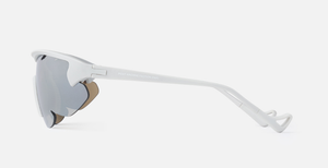 district vision junya racer paf kollektion cement, graue sportsonnenbrille mit grauen verpsiegelten gläsern