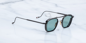 jacques marie mage baudelaire 2 paon eckige sonnenbrille aus titan und acetat in schwarz und silber mit türkisen gläsern