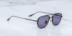 jacques marie mage cendrars corbeau sonnenbrille aus titan in schwarz mit grauen gläsern