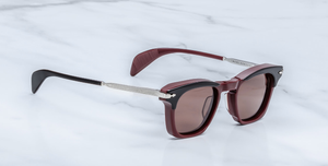 jacques marie mage kennedy bordeaux empire eckige sonnenbrille in rot und schwarz mit braunen gläsern