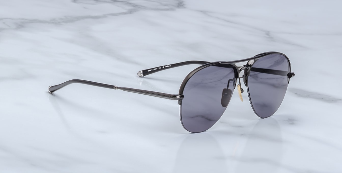 jacques marie mage amelia black, pilotensonnenbrille in schwarz mit dunkel grauen gläsern