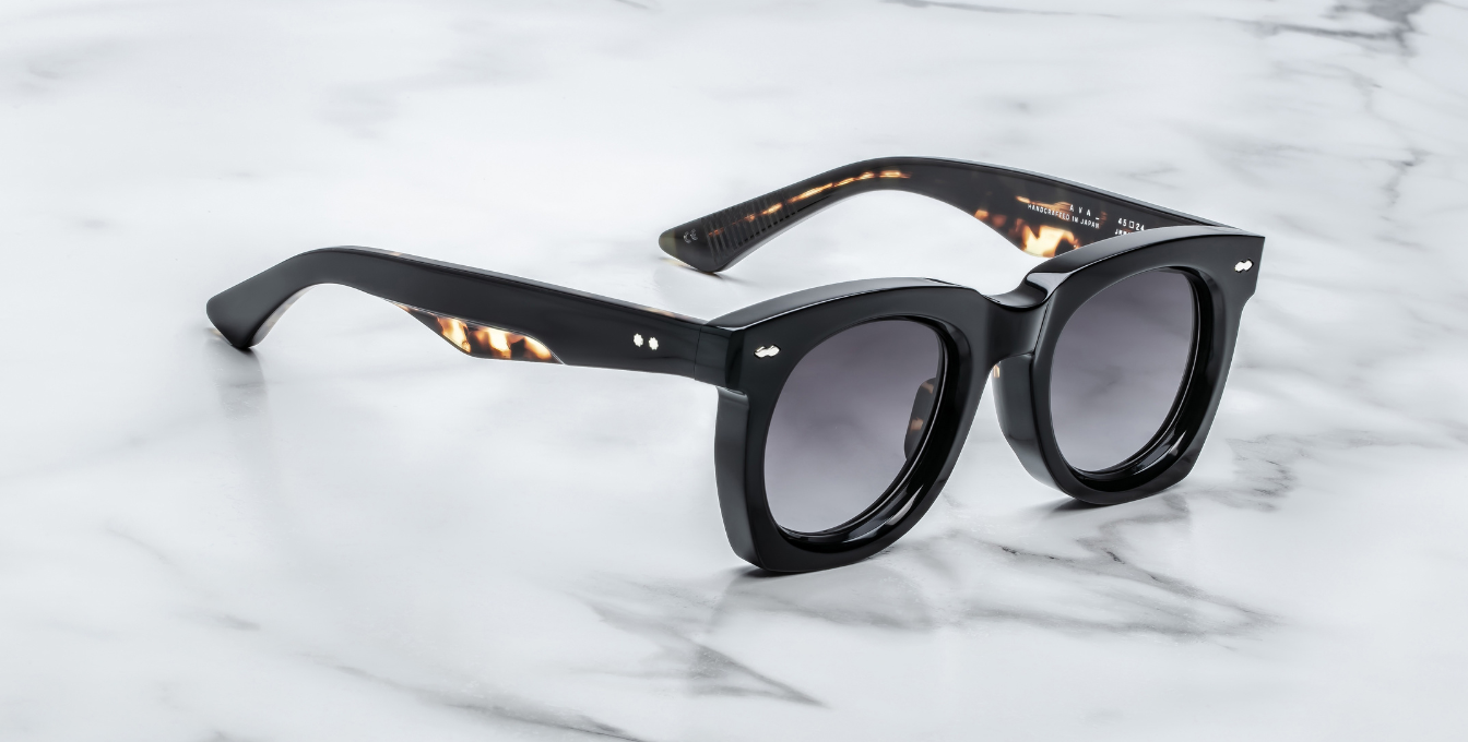 jacques marie mage ava noir 11 eckige sonnenbrille in schwarz aus acetat mit schwarzen gläsern